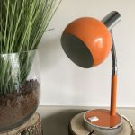 Retro oranje mid century bureaulamp vintage