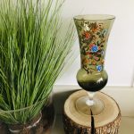 rookglas vaas met boeket bloemen